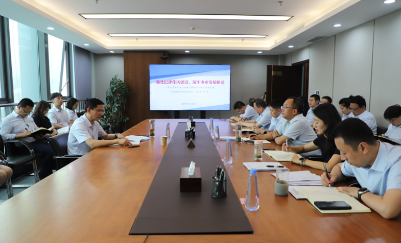 集团公司党委副书记、总经理马万荣为甘肃资管整个党员干部讲授专题党课